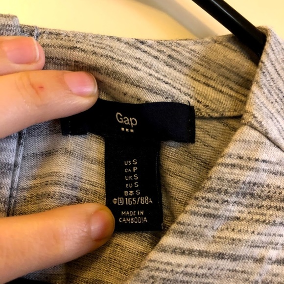 Gap space gray top with button back - Picture 2 of 3